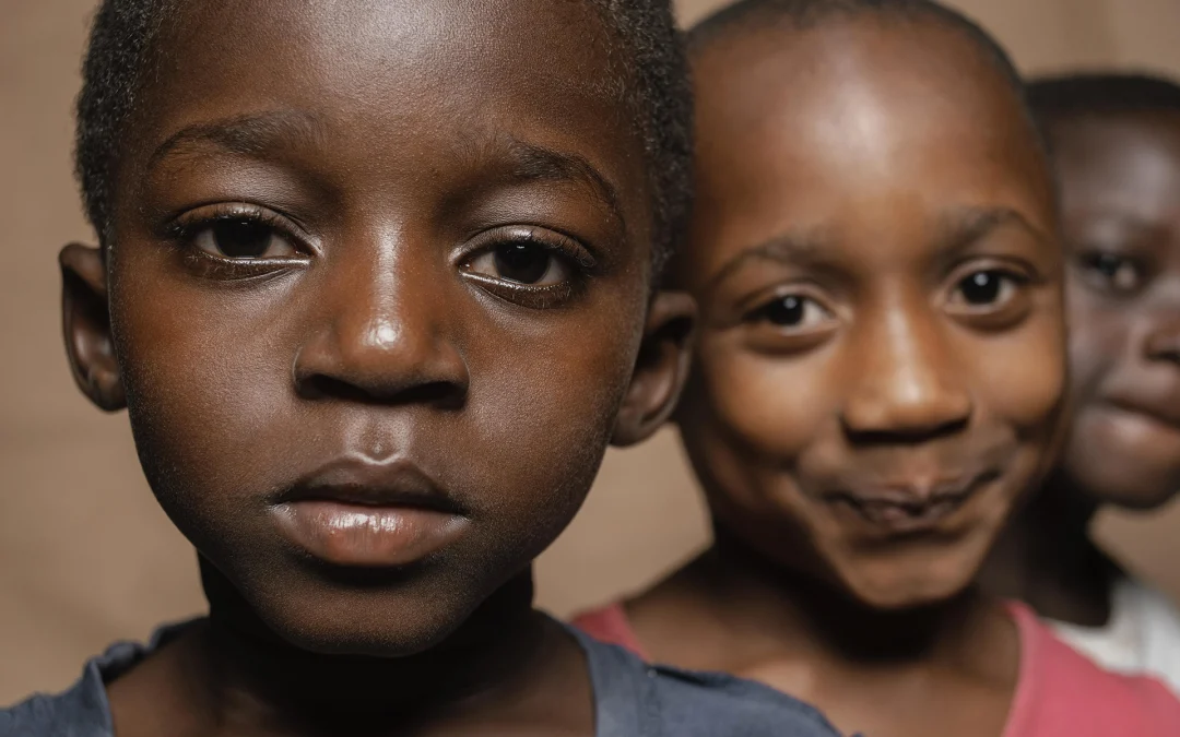 Un enfant par la main