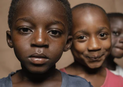 Un enfant par la main