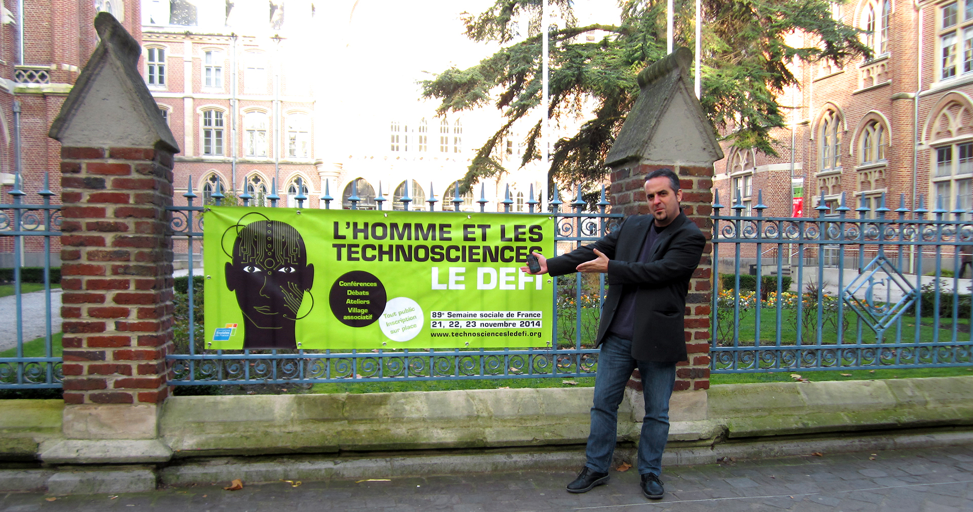 Bâche extérieure devant l’Université catholique de Lille, avec mon collègue Sébastien Masson.