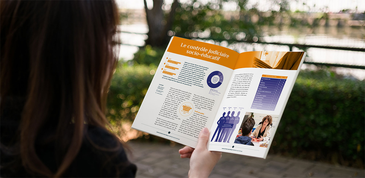 Mise en situation d'une femme lisant le rapport d’activité 2021 de l’association Aide pénale.