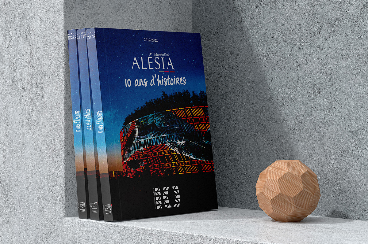 Mock-up du livre MuséoParc - 10 ans d’histoires (2012-2022) avec visibilité de la Une de couverture et de la tranche.