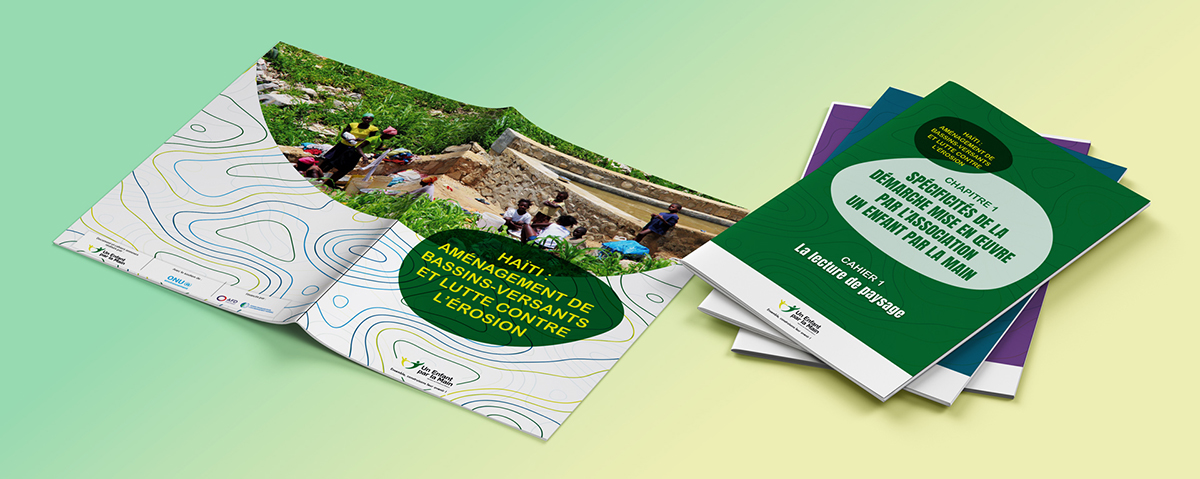Collection de brochures de l’association Un Enfant par la main sur le projet d’aménagement de bassins-versant et lutte contre l’érosion en Haïti. Vue d’ensemble sur les unes de chaque partie.